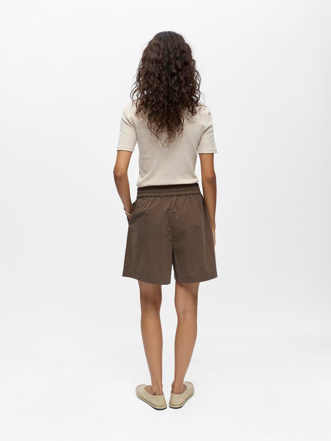 model_shot-back
